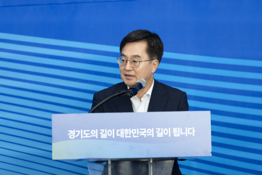 14일 수원 도담소에서 경기도 민선 8기 후반기 중점과제 발표 기자간담회에서 김동연 경기도지사가 기회·돌봄·기후·평화 등 4개 경제 분야의 중점과제를 설명하고 있다.<연합뉴스>